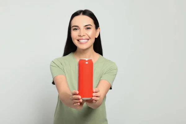 Όμορφη Ευτυχισμένη Γυναίκα Κρατώντας Κόκκινο Αναψυκτικό Μπορεί Ανοιχτό Γκρι Φόντο — Φωτογραφία Αρχείου