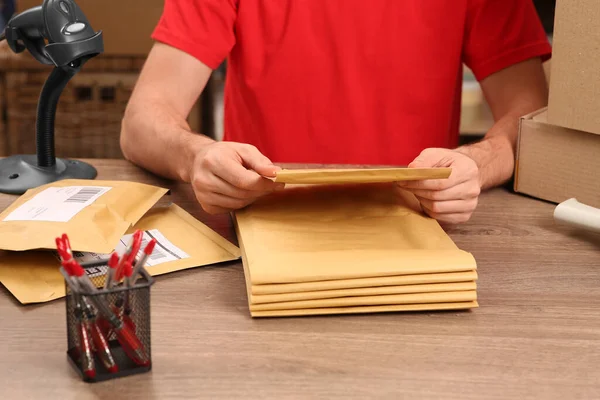 Працівник Поштового Відділення Клейкими Паперовими Пакетами Приміщенні Крупним Планом — стокове фото