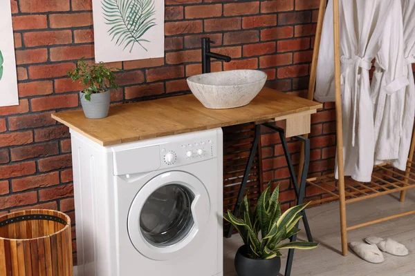Waschmaschine Und Holzständer Mit Frottee Bademänteln Drinnen Innenausstattung Der Waschküche — Stockfoto