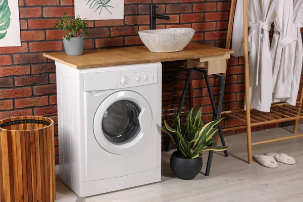 洗濯機とテリーバスローブを屋内で木製のラック ランドリールームインテリアデザイン — ストック写真