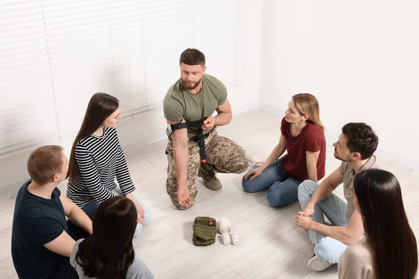 Soldat Uniforme Militaire Enseignant Aux Gens Comment Appliquer Garrot Médical — Photo