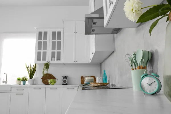 スタイリッシュなモダンな家具と美しいキッチンインテリア — ストック写真