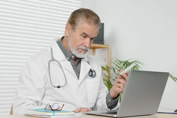 Médico Sênior Com Paciente Consultoria Laptop Mesa Madeira Clínica Medicina — Fotografia de Stock