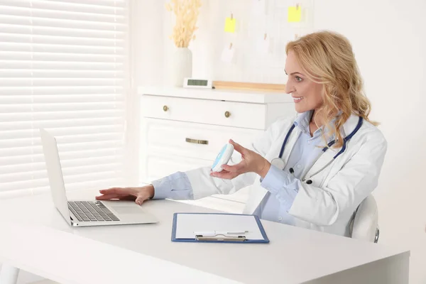 Läkare Med Laptop Och Piller Konsulterande Patient Kliniken Onlinemedicinskt Koncept — Stockfoto