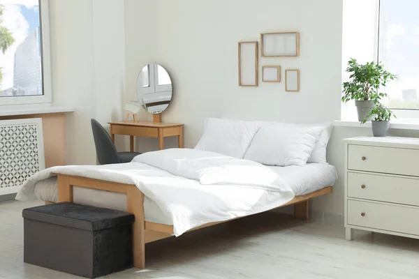 Łóżko Miękkimi Białymi Poduszkami Przytulnym Pokoju — Zdjęcie stockowe