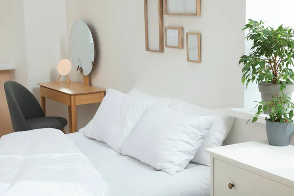 Cama Con Almohadas Blancas Suaves Acogedor Interior Habitación —  Fotos de Stock