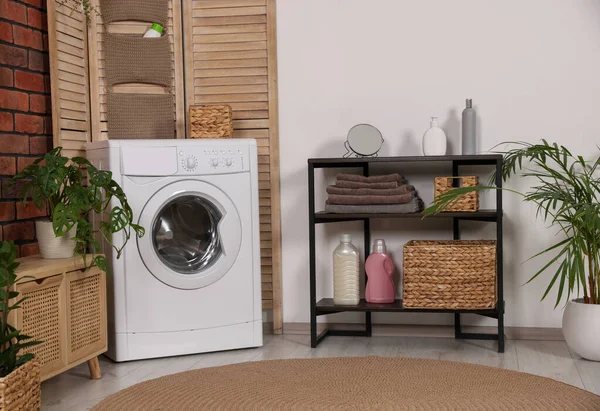 洗濯機付きのスタイリッシュなランドリールーム インテリアデザイン — ストック写真