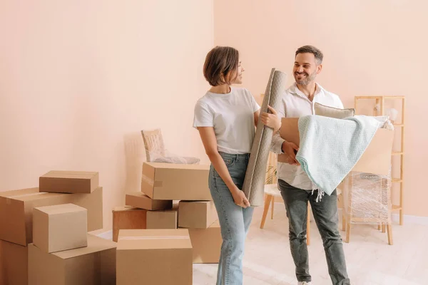 Happy Couple Stuff New Apartment Moving Day — Stock Photo, Image
