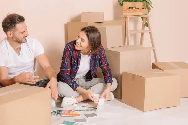 Happy Couple Surrounded Moving Boxes Choosing Colors New Apartment — Φωτογραφία Αρχείου