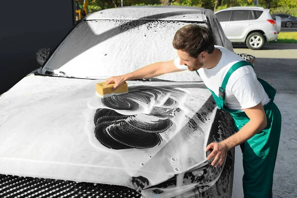 Worker Washing Auto Sponge Outdoor Car Wash — 스톡 사진