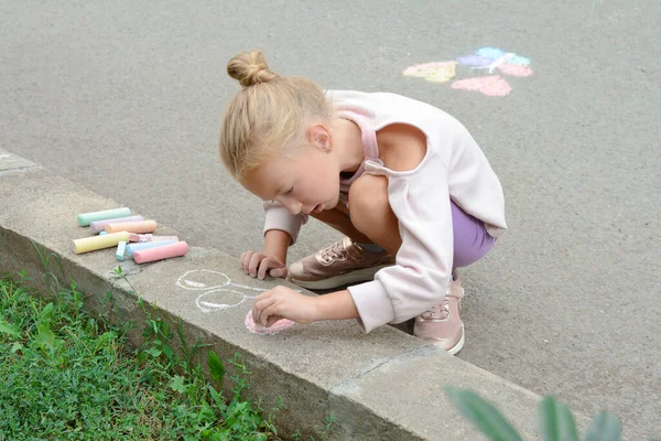 Criança Desenhando Balões Com Giz Asfalto — Fotografia de Stock