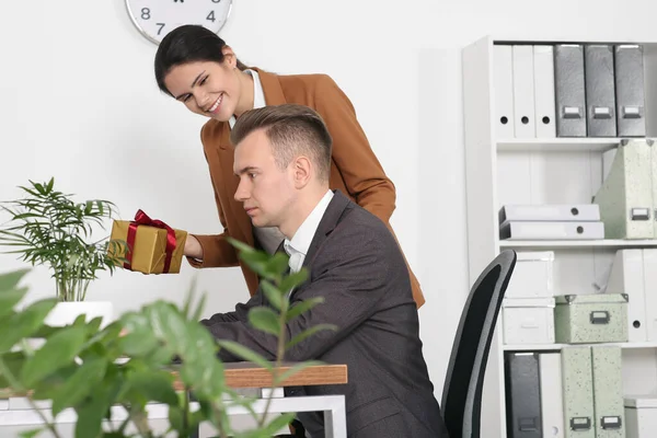 Woman Presenting Gift Her Colleague Office — Stock Photo, Image