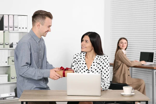 Man Presenting Gift His Colleague Office — Stock Photo, Image