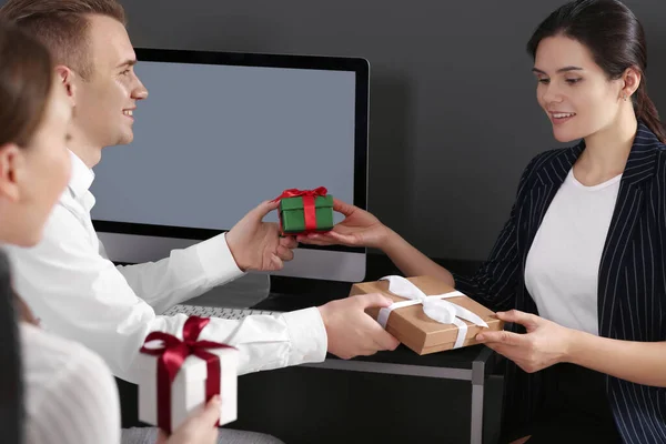 Colleagues Presenting Gifts Each Other Office — Stock Photo, Image