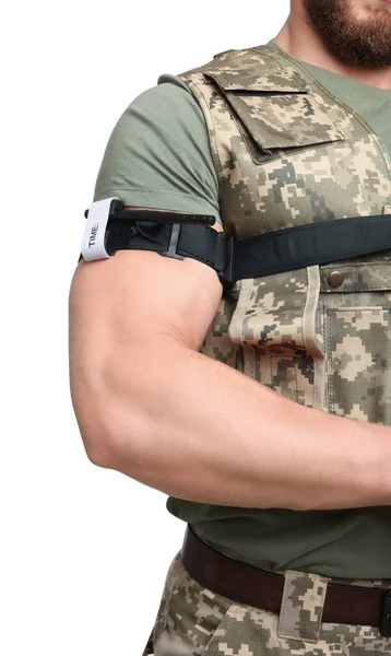 Soldaat Militair Uniform Toepassen Van Medische Tourniquet Arm Tegen Witte — Stockfoto