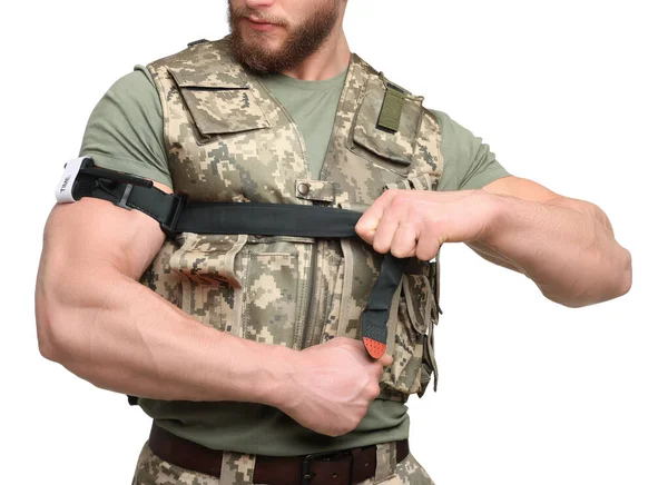 Soldat Militäruniform Mit Medizinischem Tourniquet Arm Vor Weißem Hintergrund Nahaufnahme — Stockfoto