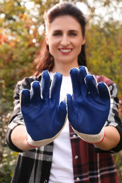 Γυναίκα Δείχνει Προστατευτικά Γάντια Στον Κήπο Εστίαση Στα Χέρια — Φωτογραφία Αρχείου
