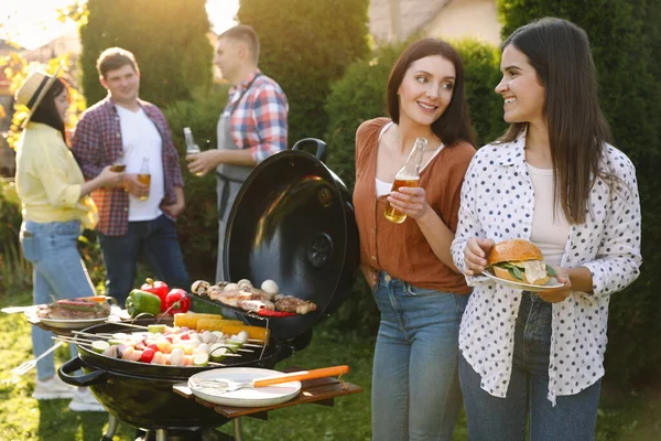 Group Friends Having Barbecue Party Outdoors — Stock Photo, Image