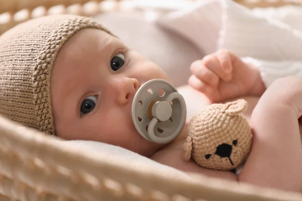 Милый Новорожденный Ребенок Белом Одеяле Плетеной Кроватке Крупным Планом — стоковое фото