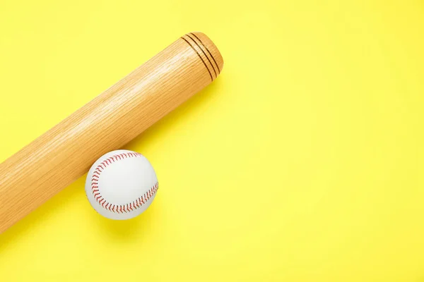 Baseball Ütő Labda Sárga Háttérrel Lapos Fektetés Szöveg Helye — Stock Fotó