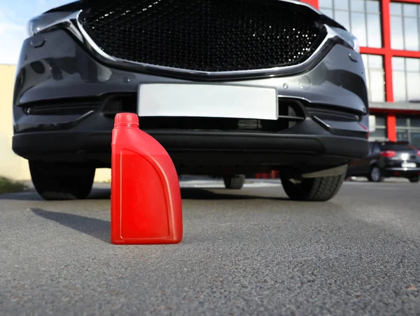 Asfalt Yolda Arabanın Yanında Motor Yağı Olan Kırmızı Teneke Kutu — Stok fotoğraf