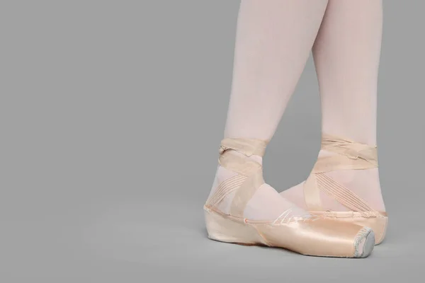 Bailarina Joven Zapatos Puntiagudos Practicando Movimientos Baile Sobre Fondo Gris — Foto de Stock