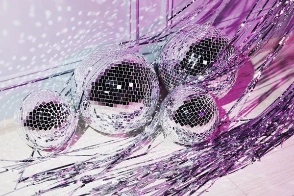 Glänzende Discokugeln Und Folienvorhang Drinnen Farblich Abgesetzt — Stockfoto