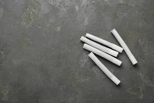 Cigarrillos Enrollados Mano Con Tabaco Sobre Fondo Gris Oscuro Planas —  Fotos de Stock