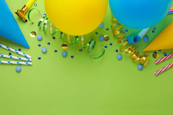 緑の背景に誕生日パーティーのためのさまざまなアクセサリー フラットレイ テキストのスペース — ストック写真