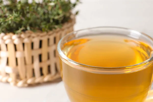 Aromatyczna Herbata Ziołowa Tymiankiem Szklanym Kubku Stole Zbliżenie — Zdjęcie stockowe