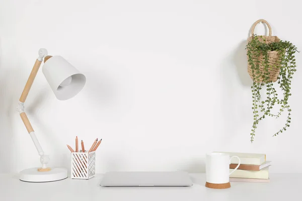 Evdeki Beyaz Masada Dizüstü Bilgisayarı Lambası Kırtasiyesi Olan Rahat Çalışma — Stok fotoğraf