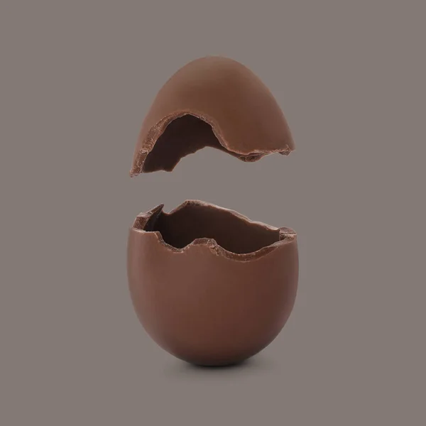 Huevo Chocolate Con Leche Rota Sobre Fondo Gris —  Fotos de Stock