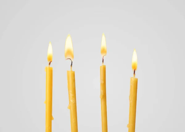 Veel Brandende Kerk Kaarsen Lichte Achtergrond — Stockfoto