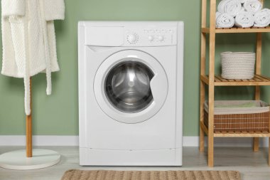 Çamaşır makinesi olan şık bir çamaşır odası. İç tasarım