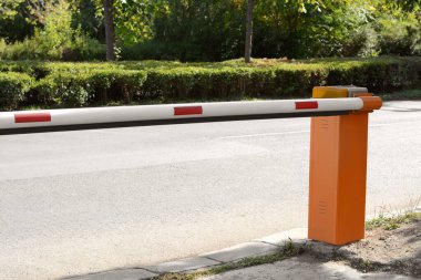 Güneşli bir günde yol kenarında kapalı patlama engeli