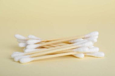 Bej arka planda birçok ahşap pamuk tomurcukları