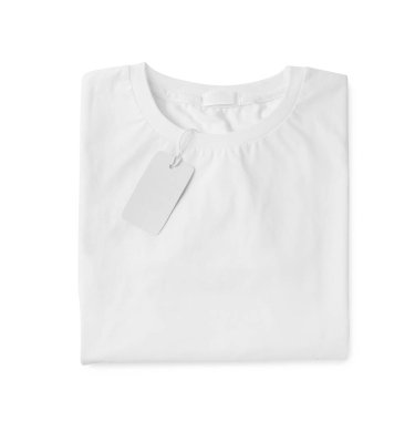 Üstten görünen beyaz etiketli şık tişörtler