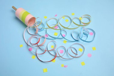 Güzel yılan ve konfeti açık mavi arka planda patlıyor.