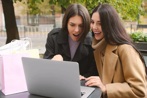 Promocja Specjalna Emocjonalne Młode Kobiety Torbami Zakupy Korzystające Laptopa Kawiarni — Zdjęcie stockowe