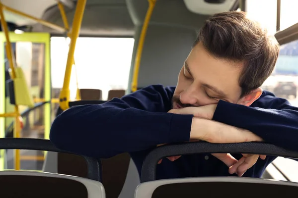 Cansado Homem Dormindo Enquanto Sentado Transportes Públicos Close — Fotografia de Stock