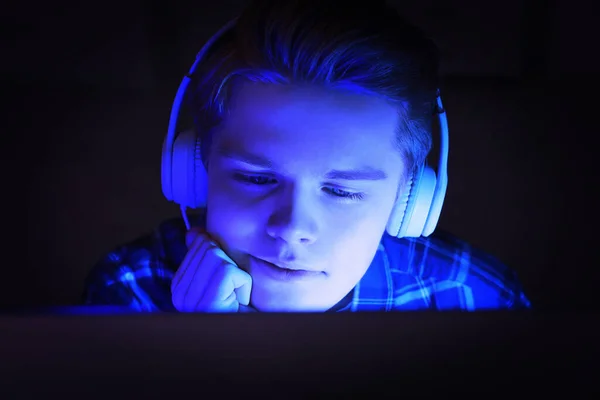 Vício Internet Adolescente Fones Ouvido Usando Dispositivo Noite Tonificado Azul — Fotografia de Stock
