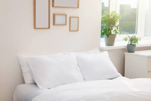 Λευκά Μαλακά Μαξιλάρια Άνετο Κρεβάτι Στο Δωμάτιο — Φωτογραφία Αρχείου