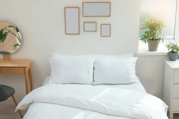 Кровать Мягкими Белыми Подушками Уютном Интерьере — стоковое фото