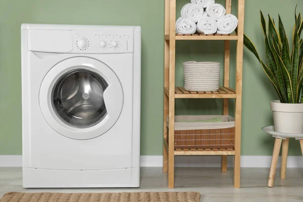 洗濯機付きのスタイリッシュなランドリールーム インテリアデザイン — ストック写真