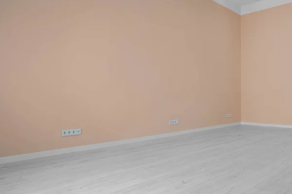 Бледно Оранжевые Стены Розетками Пустой Комнате — стоковое фото
