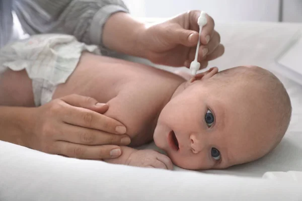 Ibu Membersihkan Telinga Bayinya Dengan Kuncup Kapas Meja Ganti Dalam — Stok Foto