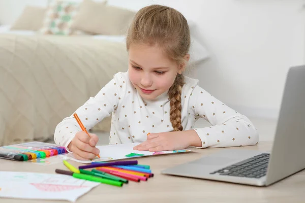 Little Girl Drawing Felt Tip Pen Online Course Home Time — 스톡 사진