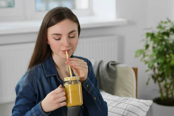 Smuk Ung Kvinde Drikker Lækker Smoothie Derhjemme Plads Til Tekst - Stock-foto