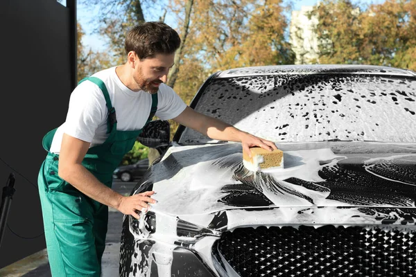 Worker Washing Auto Sponge Outdoor Car Wash — Stock fotografie