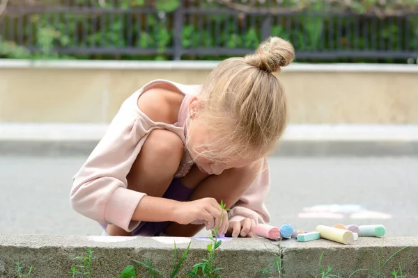 Kleines Kind Zeichnet Mit Kreide Auf Bordstein Freien — Stockfoto